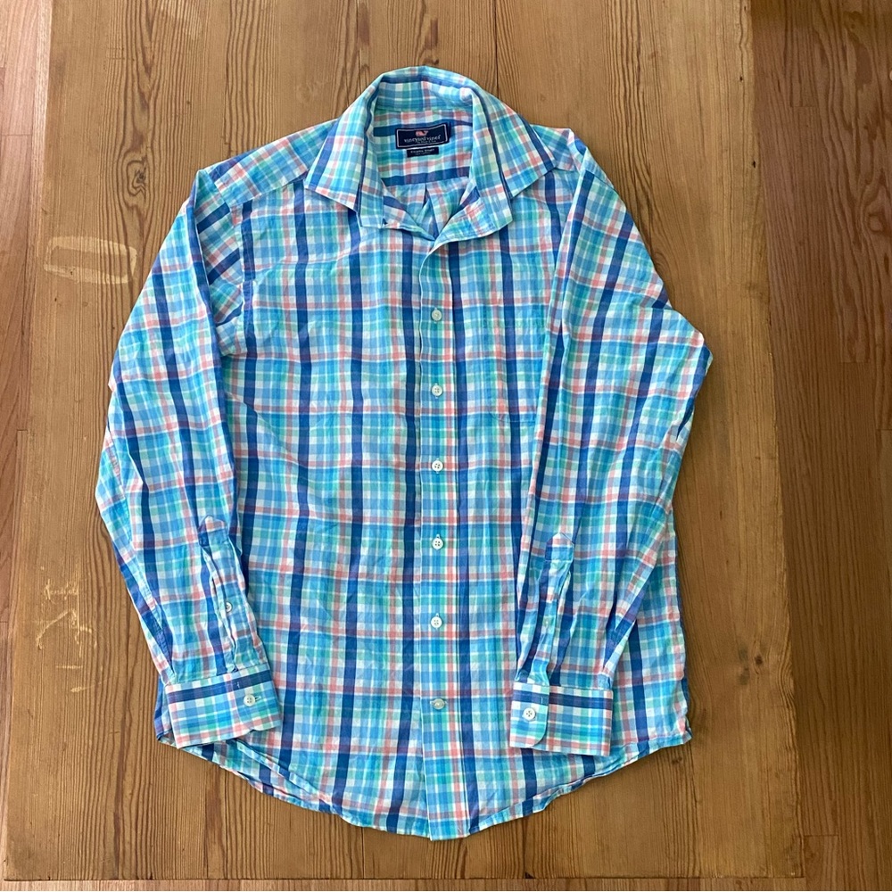 Vineyard Vines casual button down shirt. Size medium.